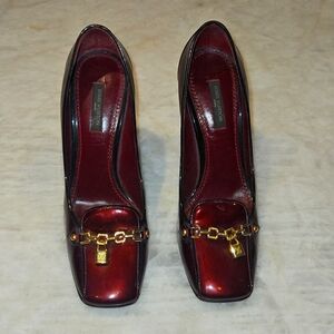 Louis Vuitton patent leather Bourdeux colored heels with Gold Chain Accent Sz 37